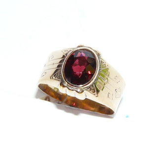 Vintage-Einzelstück, Granatring, Bandring, Herrenring aus 333 Roségold mit einem großen ovalen, funkelnd facettierten Stein in Zargenfassung gehalten, gestichelte Handgravur-Linien in Form von Dreiecken & Rauten, ein leuchtender Granat in feurig dunkelrot in der Mitte, Ringweite 62, Art Deco um 1925 - Goldschmiede Danilo
