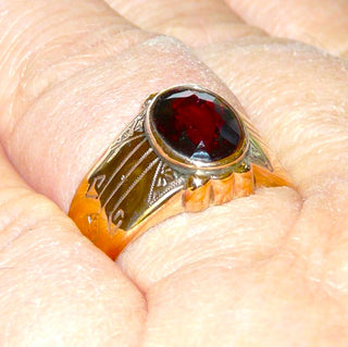 Vintage-Einzelstück, Granatring, Bandring, Herrenring aus 333 Roségold mit einem großen ovalen, funkelnd facettierten Stein in Zargenfassung gehalten, gestichelte Handgravur-Linien in Form von Dreiecken & Rauten, ein leuchtender Granat in feurig dunkelrot in der Mitte, Ringweite 62, Art Deco um 1925 - Goldschmiede Danilo