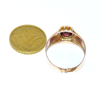 Vintage-Einzelstück, Granatring, Bandring, Herrenring aus 333 Roségold mit einem großen ovalen, funkelnd facettierten Stein in Zargenfassung gehalten, gestichelte Handgravur-Linien in Form von Dreiecken & Rauten, ein leuchtender Granat in feurig dunkelrot in der Mitte, Ringweite 62, Art Deco um 1925 - Goldschmiede Danilo