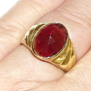 großes Einzelstück, Vintage Granatring, auch als Herrenring aus massiv 585 Gold, eine ovale große Almandin-Granatrose in Zarge gefaßt, feurig dunkelrot mit gebogen gerieften Seitenflächen, Ringweite 56,5, um 1980 - Goldschmiede Danilo