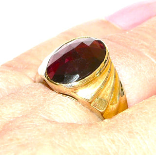 großes Einzelstück, Vintage Granatring, auch als Herrenring aus massiv 585 Gold, eine ovale große Almandin-Granatrose in Zarge gefaßt, feurig dunkelrot mit gebogen gerieften Seitenflächen, Ringweite 56,5, um 1980 - Goldschmiede Danilo