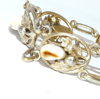 breites Einzelstück, Jagdschmuck, Grandelarmband, Trachtenschmuck aus massiv 835 Silber vergoldet, leicht berieben, ovale offene Glieder mit je einer Eichel, 2 Eichblättern & einer echten Grandel, untergearbeitetes Kastenschloß mit zwei Sicherheitsachten, 19 cm lang, um 1950 - Goldschmiede Danilo