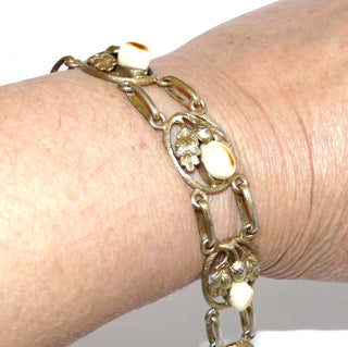 breites Einzelstück, Jagdschmuck, Grandelarmband, Trachtenschmuck aus massiv 835 Silber vergoldet, leicht berieben, ovale offene Glieder mit je einer Eichel, 2 Eichblättern & einer echten Grandel, untergearbeitetes Kastenschloß mit zwei Sicherheitsachten, 19 cm lang, um 1950 - Goldschmiede Danilo
