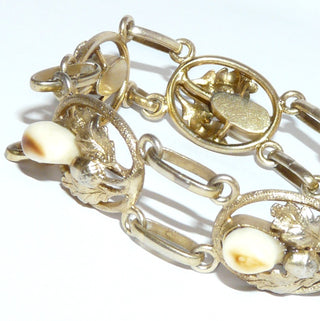 breites Einzelstück, Jagdschmuck, Grandelarmband, Trachtenschmuck aus massiv 835 Silber vergoldet, leicht berieben, ovale offene Glieder mit je einer Eichel, 2 Eichblättern & einer echten Grandel, untergearbeitetes Kastenschloß mit zwei Sicherheitsachten, 19 cm lang, um 1950 - Goldschmiede Danilo
