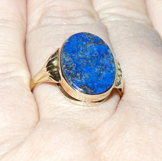 Handgefertigtes Einzelstück, Vintage-Ring, Lapislazuli-Ring, klassischer Herrenring, Siegelring aus 333 Gold mit einer intensiv blauen, ovalen Steinplatte mit wunderschöner Maserung, poliert mit gerieften Seitenteilen, um 1950, Ringweite 63 -	Handgefertigtes Unikat! Nur im Danilo Gold Online Shop!