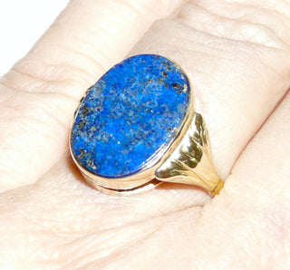 Handgefertigtes Einzelstück, Vintage-Ring, Lapislazuli-Ring, klassischer Herrenring, Siegelring aus 333 Gold mit einer intensiv blauen, ovalen Steinplatte mit wunderschöner Maserung, poliert mit gerieften Seitenteilen, um 1950, Ringweite 63 -	Handgefertigtes Unikat! Nur im Danilo Gold Online Shop!