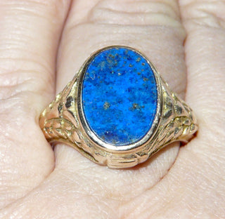 Einzelstück, Vintage Handarbeit, klassischer Herrenring aus massiv 585 Gold mit einem intensiv blauen ovalen Lapislazuli mit schöner Maserung, florales Blattranken-Muster auf den Seitenflächen, poliert, um 1940, Ringweite 62 -	Handgefertigtes Unikat! Nur im Onlineshop von Juwelier & Goldschmiede Danilo!