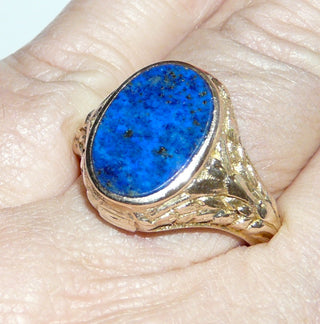 Einzelstück, Vintage Handarbeit, klassischer Herrenring aus massiv 585 Gold mit einem intensiv blauen ovalen Lapislazuli mit schöner Maserung, florales Blattranken-Muster auf den Seitenflächen, poliert, um 1940, Ringweite 62 -	Handgefertigtes Unikat! Nur im Onlineshop von Juwelier & Goldschmiede Danilo!