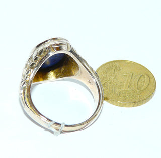 Einzelstück, Vintage Handarbeit, klassischer Herrenring aus massiv 585 Gold mit einem intensiv blauen ovalen Lapislazuli mit schöner Maserung, florales Blattranken-Muster auf den Seitenflächen, poliert, um 1940, Ringweite 62 -	Handgefertigtes Unikat! Nur im Onlineshop von Juwelier & Goldschmiede Danilo!