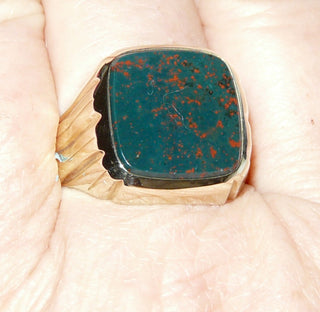 Einzelstück, Vintage Heliotrop-Ring, klassischer Herrenring, Siegelring aus 333 Gold, mit einem intensiv grün-roten, antikovalen, eher selten verarbeitetem Heliotrop mit wunderschöner Maserung, poliert mit Riefung an den Seitenflächen, um 1970, Ringweite 71 -	Vintage-Schmuck nur im Onlineshop von danilogold!