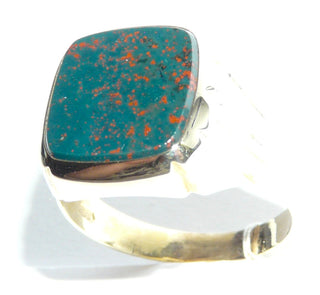 Einzelstück, Vintage Heliotrop-Ring, klassischer Herrenring, Siegelring aus 333 Gold, mit einem intensiv grün-roten, antikovalen, eher selten verarbeitetem Heliotrop mit wunderschöner Maserung, poliert mit Riefung an den Seitenflächen, um 1970, Ringweite 71 -	Vintage-Schmuck nur im Onlineshop von danilogold!