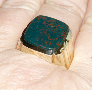 Einzelstück, Vintage Heliotrop-Ring, klassischer Herrenring, Siegelring aus 333 Gold, mit einem intensiv grün-roten, antikovalen, eher selten verarbeitetem Heliotrop mit wunderschöner Maserung, poliert mit Riefung an den Seitenflächen, um 1970, Ringweite 71 -	Vintage-Schmuck nur im Onlineshop von danilogold!