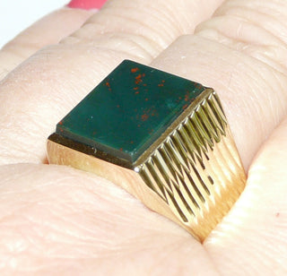 Einzelstück, Vintage-Heliotrop-Ring, klassischer Herrenring aus 585 Gelbgold mit einer grün-roten, rechteckigen Steinplatte mit schöner Maserung, poliert, auf den Seitenflächen gravierte Riefen als Muster, um 1960, Ringweite 69,5. -	Herrenschmuck in Gold & Silber nur bei www.danilogold-shop.de