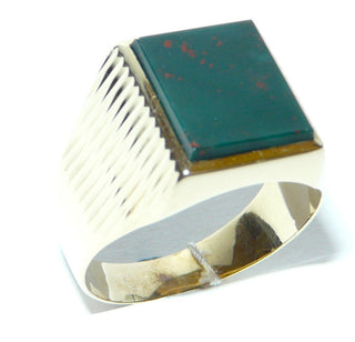 Einzelstück, Vintage-Heliotrop-Ring, klassischer Herrenring aus 585 Gelbgold mit einer grün-roten, rechteckigen Steinplatte mit schöner Maserung, poliert, auf den Seitenflächen gravierte Riefen als Muster, um 1960, Ringweite 69,5. -	Herrenschmuck in Gold & Silber nur bei www.danilogold-shop.de
