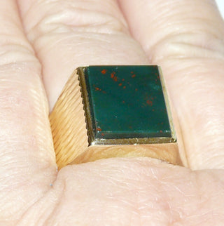 Einzelstück, Vintage-Heliotrop-Ring, klassischer Herrenring aus 585 Gelbgold mit einer grün-roten, rechteckigen Steinplatte mit schöner Maserung, poliert, auf den Seitenflächen gravierte Riefen als Muster, um 1960, Ringweite 69,5. -	Herrenschmuck in Gold & Silber nur bei www.danilogold-shop.de