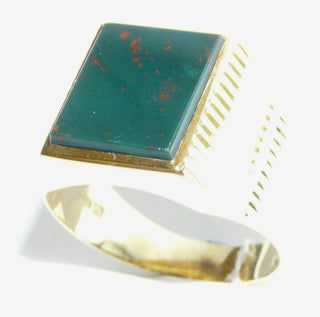 Einzelstück, Vintage-Heliotrop-Ring, klassischer Herrenring aus 585 Gelbgold mit einer grün-roten, rechteckigen Steinplatte mit schöner Maserung, poliert, auf den Seitenflächen gravierte Riefen als Muster, um 1960, Ringweite 69,5. -	Herrenschmuck in Gold & Silber nur bei www.danilogold-shop.de