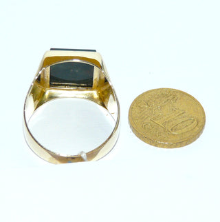 Einzelstück, Vintage-Heliotrop-Ring, klassischer Herrenring aus 585 Gelbgold mit einer grün-roten, rechteckigen Steinplatte mit schöner Maserung, poliert, auf den Seitenflächen gravierte Riefen als Muster, um 1960, Ringweite 69,5. -	Herrenschmuck in Gold & Silber nur bei www.danilogold-shop.de