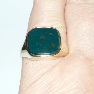 Einzelstück, Vintage-Siegelring, Heliotrop-Ring, klassischer Herrenring aus 333 Gold mit einer abgerundeten, quadratischen Steinplatte in typischer grün-roten Maserung, poliert, um 1960, Ringweite 57 - Herrenschmuck in Gold & Silber nur bei www.danilogoldshop.de