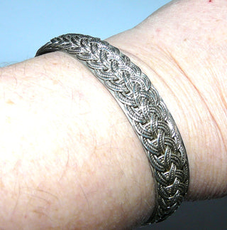 Einzelstück, Vintage-Herren-Armspange, Armreif, Armband, aus Silber poliert, oval, unten offen, Doppelzopf-Muster / Geflecht, halbrunder Querschnitt, 13 mm breit, Innenumfang ca. 19,5 cm, um 1960 -	Herrenschmuck in Gold & Silber nur bei www.danilogold-shop.de