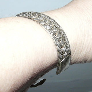 Einzelstück, Vintage-Herren-Armspange, Armreif, Armband, aus Silber poliert, oval, unten offen, Doppelzopf-Muster / Geflecht, halbrunder Querschnitt, 13 mm breit, Innenumfang ca. 19,5 cm, um 1960 -	Herrenschmuck in Gold & Silber nur bei www.danilogold-shop.de