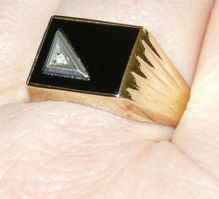 Vintage-Einzelstück, klassischer Herrenring, Siegelring, Onyxring aus 333 Gelbgold, poliert mit rechteckiger Onyx-Platte & einem Diamant im Pavé im Dreieck auf den Onyx gesetzt, um 1980, Ringweite 69,5 - Goldschmiede Danilo