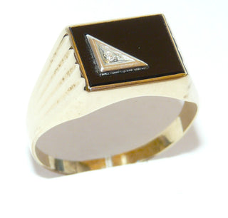 Vintage-Einzelstück, klassischer Herrenring, Siegelring, Onyxring aus 333 Gelbgold, poliert mit rechteckiger Onyx-Platte & einem Diamant im Pavé im Dreieck auf den Onyx gesetzt, um 1980, Ringweite 69,5 - Goldschmiede Danilo