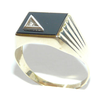 Vintage-Einzelstück, klassischer Herrenring, Siegelring, Onyxring aus 333 Gelbgold, poliert mit rechteckiger Onyx-Platte & einem Diamant im Pavé im Dreieck auf den Onyx gesetzt, um 1980, Ringweite 69,5 - Goldschmiede Danilo