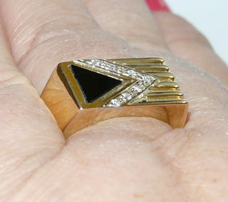 Einzelstück, Vintage-Siegelring, klassischer Herrenring aus massivem 750 Gelbgold, poliert, mit einer dreieckigen Onyx-Platte + im Dreieck im Verschnitt eingefaßten, funkelnden Zirkonia, um 1980, Ringweite 60 -	Vintage-Schmuck nur im Onlineshop von danilogold!