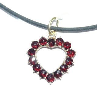 Einzelstück, Vintage-Anhänger, Granat-Anhänger, offenes Granat-Herz, vergoldet, Gold-Doublé mit 14 Granaten im Sternschliff, schönes typisches Granat-Rot, "Böhmisches Feuer", um 1970 -	Vintage-Schmuck nur im Onlineshop von danilogold!