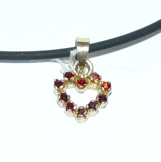 Einzelstück, Vintage-Anhänger, Granat-Anhänger, offenes Mini-Granat-Herz aus Silber vergoldet mit 10 Granaten im funkelnden Brillantschliff, um 1980 -	Einzelstücke nur erhältlich bei www.danilogold-shop.de