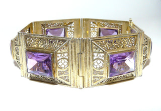 Unikat, breites Vintage-Armband aus 800 Silber vergoldet mit 6 rechteckigen, pyramidal aufgebaute Glieder mit je einem facettierten rechteckigen Amethyst, Zikkurat / Stufenstruktur, 18 cm lang, verdeckt eingearbeitetes, sichere Kastenschloß, florale, filigran durchbrochene Ornamente, Historismus um 1888-1895 - Vintage-Schmuck nur im Onlineshop von danilogold!