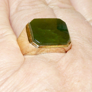 handgefertigtes Einzelstück, Vintage-Ring, klassischer Herrenring, Siegelring aus massivem 585 Gold mit einer achteckigen, jadegrünen Steinplatte aus Jade mit typischer Maserung, polierte Ringschiene, um 1960, Ringweite 63 -	Unikate und Pretiosen nur erhältlich im Onlineshop der Goldschmiede Danilo!