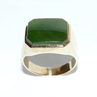 handgefertigtes Einzelstück, Vintage-Ring, klassischer Herrenring, Siegelring aus massivem 585 Gold mit einer achteckigen, jadegrünen Steinplatte aus Jade mit typischer Maserung, polierte Ringschiene, um 1960, Ringweite 63 -	Unikate und Pretiosen nur erhältlich im Onlineshop der Goldschmiede Danilo!