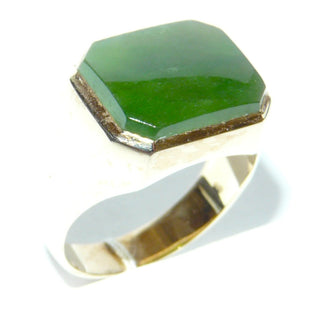 handgefertigtes Einzelstück, Vintage-Ring, klassischer Herrenring, Siegelring aus massivem 585 Gold mit einer achteckigen, jadegrünen Steinplatte aus Jade mit typischer Maserung, polierte Ringschiene, um 1960, Ringweite 63 -	Unikate und Pretiosen nur erhältlich im Onlineshop der Goldschmiede Danilo!