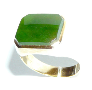 handgefertigtes Einzelstück, Vintage-Ring, klassischer Herrenring, Siegelring aus massivem 585 Gold mit einer achteckigen, jadegrünen Steinplatte aus Jade mit typischer Maserung, polierte Ringschiene, um 1960, Ringweite 63 -	Unikate und Pretiosen nur erhältlich im Onlineshop der Goldschmiede Danilo!