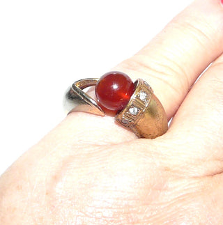 Vintage-Einzelstück, Karneolring aus 925 Silber teilweise vergoldet, mit einer Karneol-Kugel & 5 Zirkonia im Pavé gefaßt, poliert + matt, Ringweite 57, oben offen, daher ist die Weite leicht veränderbar, um 1980 - Goldschmiede-Danilo