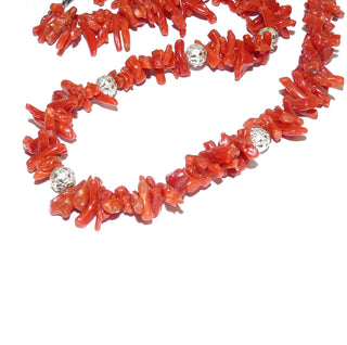 Vintage-Einzelstück, Wasserfallcollier, rote natürliche Astkoralle, dünne Äste 10-12mm lang, Länge 44cm, Silber Federring, Steine Art Deco um 1920, modern mit 7 Metallkugeln auf Seide aufgereiht - Goldschmiede Danilo