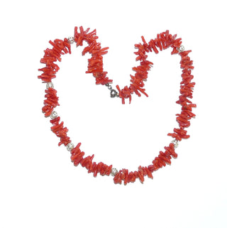 Vintage-Einzelstück, Wasserfallcollier, rote natürliche Astkoralle, dünne Äste 10-12mm lang, Länge 44cm, Silber Federring, Steine Art Deco um 1920, modern mit 7 Metallkugeln auf Seide aufgereiht - Goldschmiede Danilo