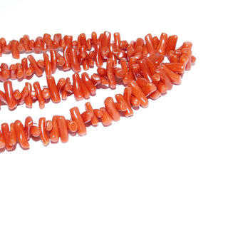 Vintage-Einzelstück, Edelsteinkette, rote Mittelmeerkoralle, natürliche Astkoralle, Verlauf von 5 mm auf 9,3mm Astlänge, auf Seide, Länge 55cm, Verschluß Gold-Doublé Federring, um 1950 - Goldschmiede Danilo