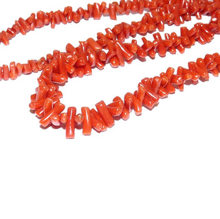 Vintage-Einzelstück, Edelsteinkette, rote Mittelmeerkoralle, natürliche Astkoralle, Verlauf von 5 mm auf 9,3mm Astlänge, auf Seide, Länge 55cm, Verschluß Gold-Doublé Federring, um 1950 - Goldschmiede Danilo