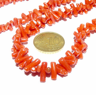Vintage-Einzelstück, Edelsteinkette, rote Mittelmeerkoralle, natürliche Astkoralle, Verlauf von 5 mm auf 9,3mm Astlänge, auf Seide, Länge 55cm, Verschluß Gold-Doublé Federring, um 1950 - Goldschmiede Danilo
