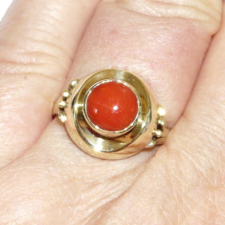 Handgefertigtes Einzelstück, Vintage-Korallenring aus 333 Gold mit einer runden natürlichen Mittelmeerkoralle von 8,5mm Durchmesser, dunkles rot, Zarge auf ovaler Schale, Übergang zum Finger mit einer Halbschale, Seitenteile 3-gespalten, mit Halbbögen im Körbchen, Ringweite 58,5, um 1935-1950 - Goldschmiede Danilo