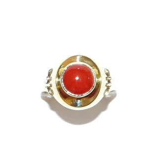 Handgefertigtes Einzelstück, Vintage-Korallenring aus 333 Gold mit einer runden natürlichen Mittelmeerkoralle von 8,5mm Durchmesser, dunkles rot, Zarge auf ovaler Schale, Übergang zum Finger mit einer Halbschale, Seitenteile 3-gespalten, mit Halbbögen im Körbchen, Ringweite 58,5, um 1935-1950 - Goldschmiede Danilo