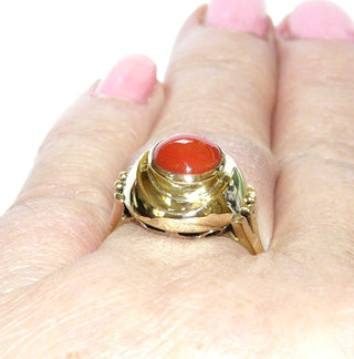 Handgefertigtes Einzelstück, Vintage-Korallenring aus 333 Gold mit einer runden natürlichen Mittelmeerkoralle von 8,5mm Durchmesser, dunkles rot, Zarge auf ovaler Schale, Übergang zum Finger mit einer Halbschale, Seitenteile 3-gespalten, mit Halbbögen im Körbchen, Ringweite 58,5, um 1935-1950 - Goldschmiede Danilo