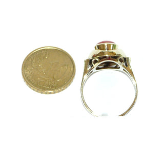 Handgefertigtes Einzelstück, Vintage-Korallenring aus 333 Gold mit einer runden natürlichen Mittelmeerkoralle von 8,5mm Durchmesser, dunkles rot, Zarge auf ovaler Schale, Übergang zum Finger mit einer Halbschale, Seitenteile 3-gespalten, mit Halbbögen im Körbchen, Ringweite 58,5, um 1935-1950 - Goldschmiede Danilo