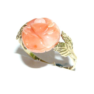 Vintage-Einzelstück, Korallenring aus 333 Gold mit einer runden Engelshautkoralle von 12 mm Durchmesser als geschnitzte Rosenblüte im Halbprofil, gestiftet auf der Ringschiene mit je 2 Blättern als Seitenteile, Ringweite 58, um 1955-65. "Angle-Skin-Koralle" kommt aus dem Pazifik z.B. Japan. Es handelt sich um eine sehr seltene Farbanomalie - Goldschmiede Danilo