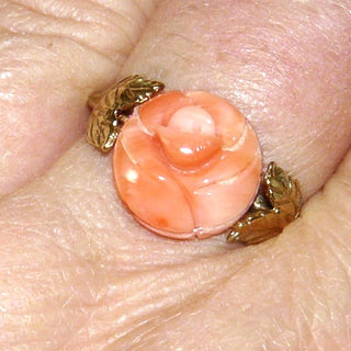 Vintage-Einzelstück, Korallenring aus 333 Gold mit einer runden Engelshautkoralle von 12 mm Durchmesser als geschnitzte Rosenblüte im Halbprofil, gestiftet auf der Ringschiene mit je 2 Blättern als Seitenteile, Ringweite 58, um 1955-65. "Angle-Skin-Koralle" kommt aus dem Pazifik z.B. Japan. Es handelt sich um eine sehr seltene Farbanomalie - Goldschmiede Danilo