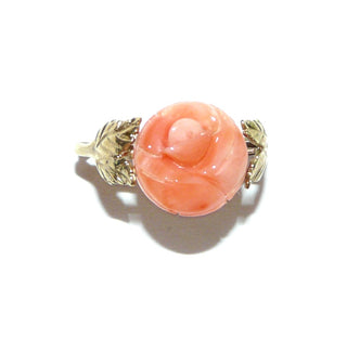 Vintage-Einzelstück, Korallenring aus 333 Gold mit einer runden Engelshautkoralle von 12 mm Durchmesser als geschnitzte Rosenblüte im Halbprofil, gestiftet auf der Ringschiene mit je 2 Blättern als Seitenteile, Ringweite 58, um 1955-65. "Angle-Skin-Koralle" kommt aus dem Pazifik z.B. Japan. Es handelt sich um eine sehr seltene Farbanomalie - Goldschmiede Danilo