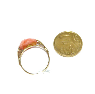 Vintage-Einzelstück, Korallenring aus 333 Gold mit einer runden Engelshautkoralle von 12 mm Durchmesser als geschnitzte Rosenblüte im Halbprofil, gestiftet auf der Ringschiene mit je 2 Blättern als Seitenteile, Ringweite 58, um 1955-65. "Angle-Skin-Koralle" kommt aus dem Pazifik z.B. Japan. Es handelt sich um eine sehr seltene Farbanomalie - Goldschmiede Danilo