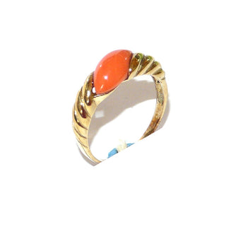 Vintage-Einzelstück, Korallenring aus 333 Gold mit einem geschwungenem Navette 12,5 mm x 5,7 mm, rote Mittelmeerkoralle, gestiftet, diagonal gerillte Schiene/godroniert, Ringweite 58 ,um 1968-75 - Goldschmiede Danilo